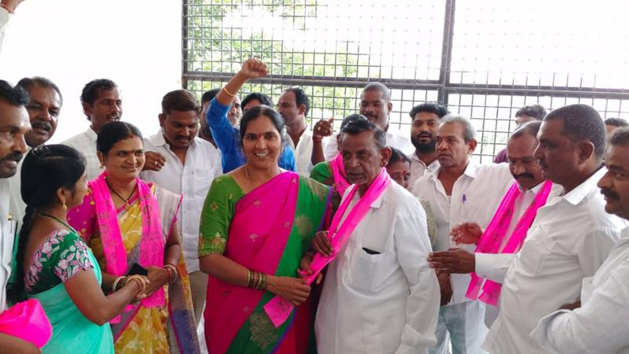 MLA Padmadevender Reddy | మెదక్‌లో కాంగ్రెస్‌ పార్టీకి భారీ షాక్‌..బీఆర్‌ఎస్‌లో చేరిన ఎంపీటీసీలు, కార్యకర్తలు