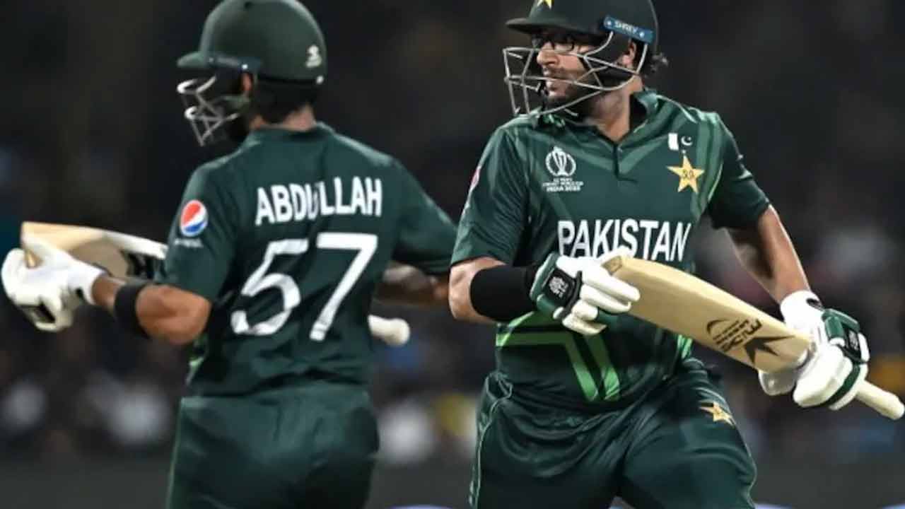 Cricket Worldcup: సౌతాఫ్రికాతో మ్యాచ్‌.. పాక్ ఓపెన‌ర్ ఔట్‌