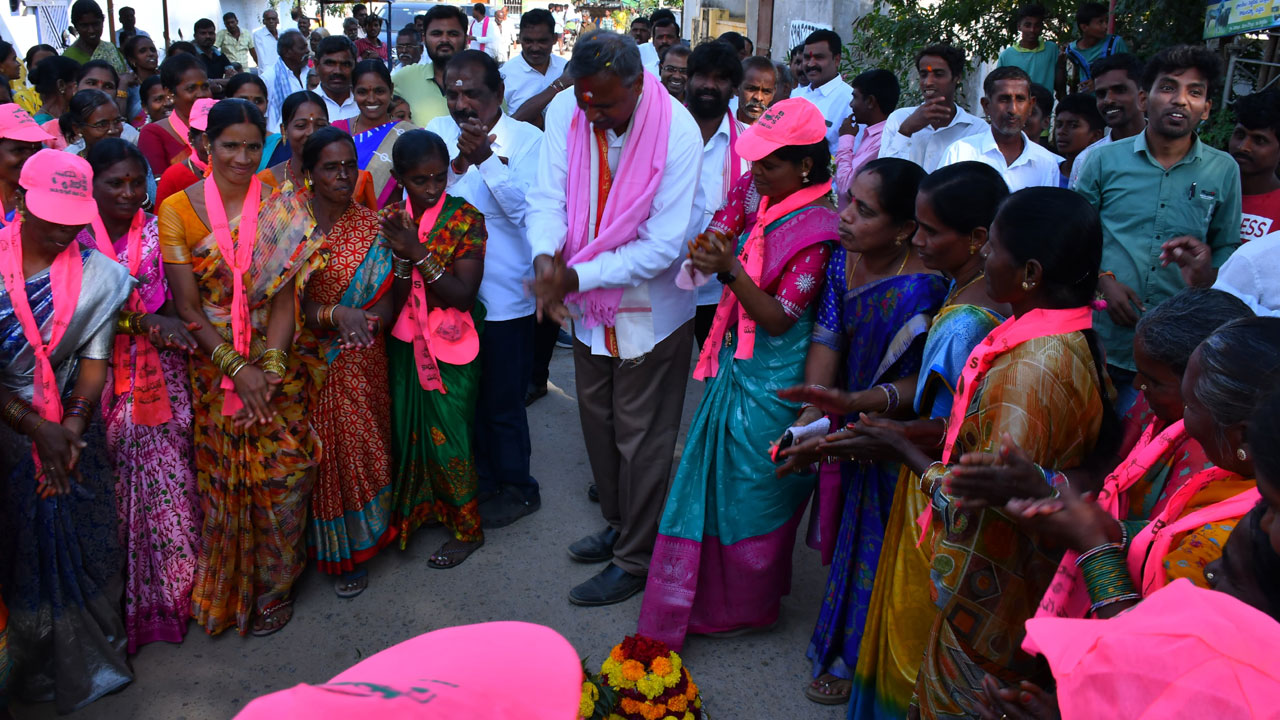 Palla Rajeshwar Reddy: బ‌తుక‌మ్మ స్టెప్పులేసిన ప‌ల్లా రాజేశ్వ‌ర్ రెడ్డి.. వీడియో