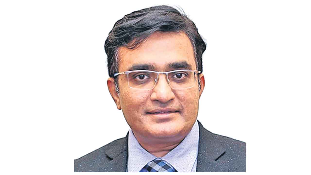 వీధికుక్కలు తరమడంతో కిందపడి పరాగ్‌ దేశాయ్‌ మృతి