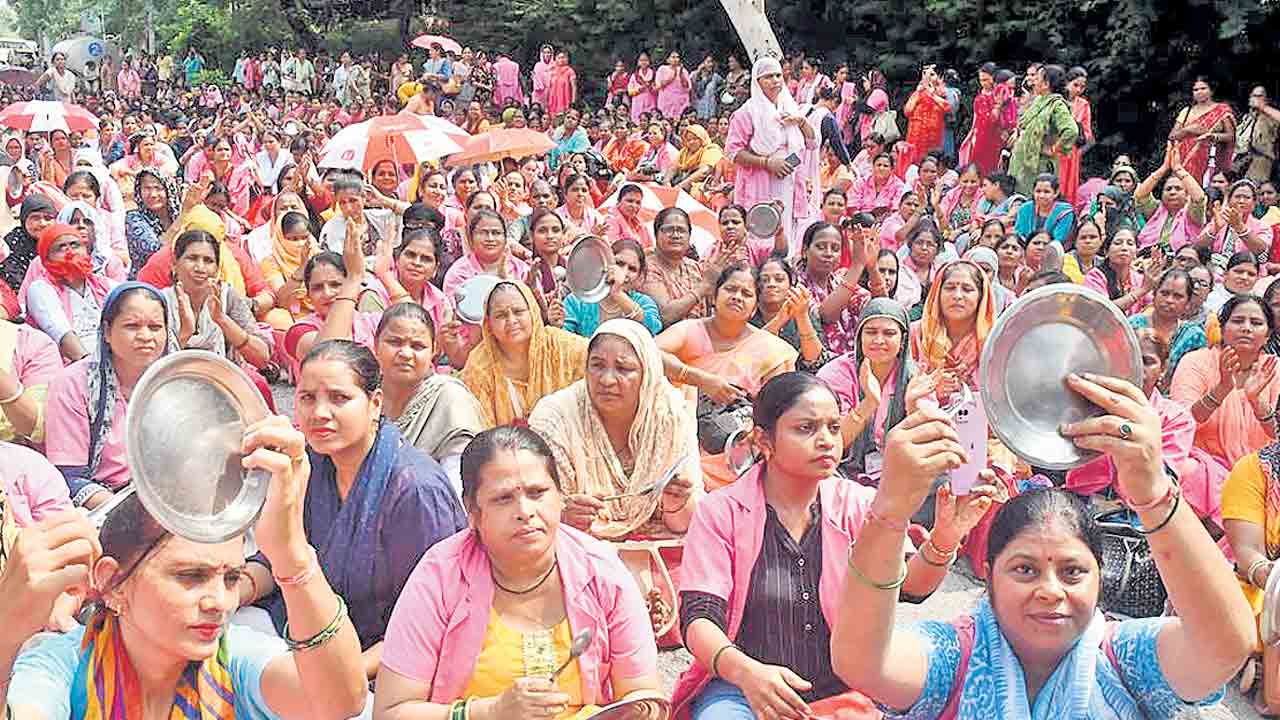 4 వేలతో బతికేదెట్టా?… మోదీ సర్కార్‌పై ఆశావర్కర్ల ఆగ్రహం