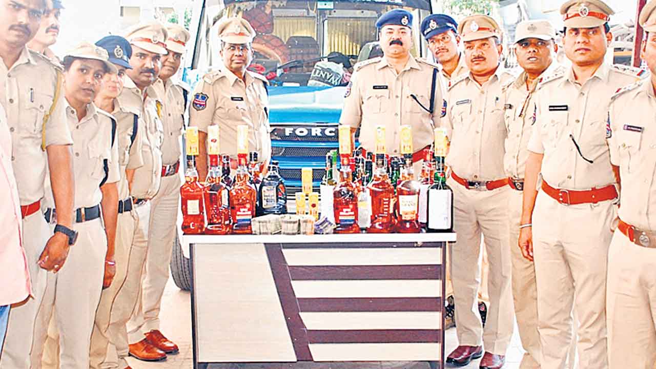 తనిఖీల్లో పట్టుబట్ట మద్యం, నగదు