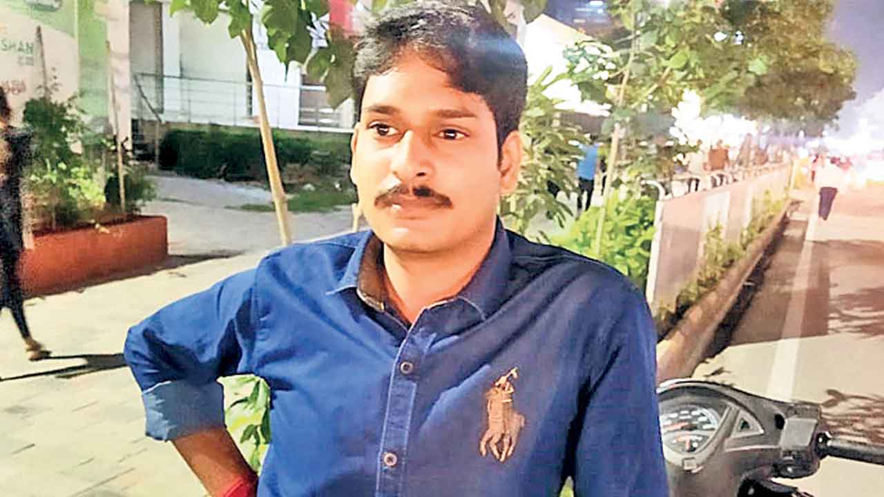 Love Affair | వాడు నావాడు కాదు నావాడే.. పోలీసుల ఎదుట ప్రియురాళ్ల వాగ్వాదం..