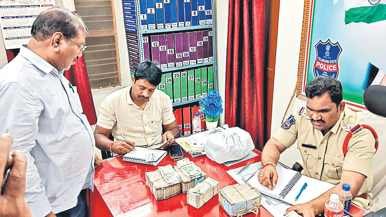 బస్సులో తరలిస్తున్న 25.33 లక్షలు స్వాధీనం