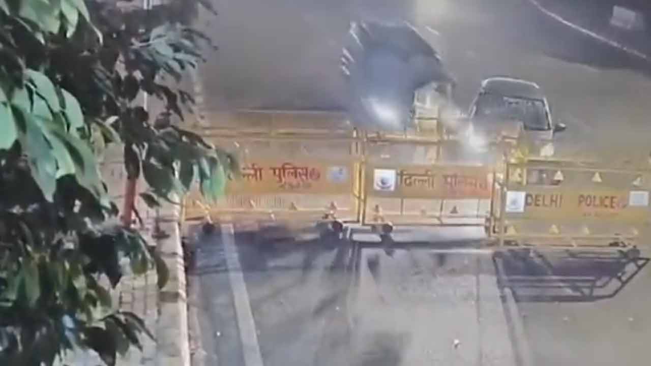 Delhi Police: చెకింగ్‌ స‌మ‌యంలో ఢీకొన్న మ‌రో వాహ‌నం.. దూరంగా ఎగిరిప‌డ్డ పోలీసు.. వీడియో