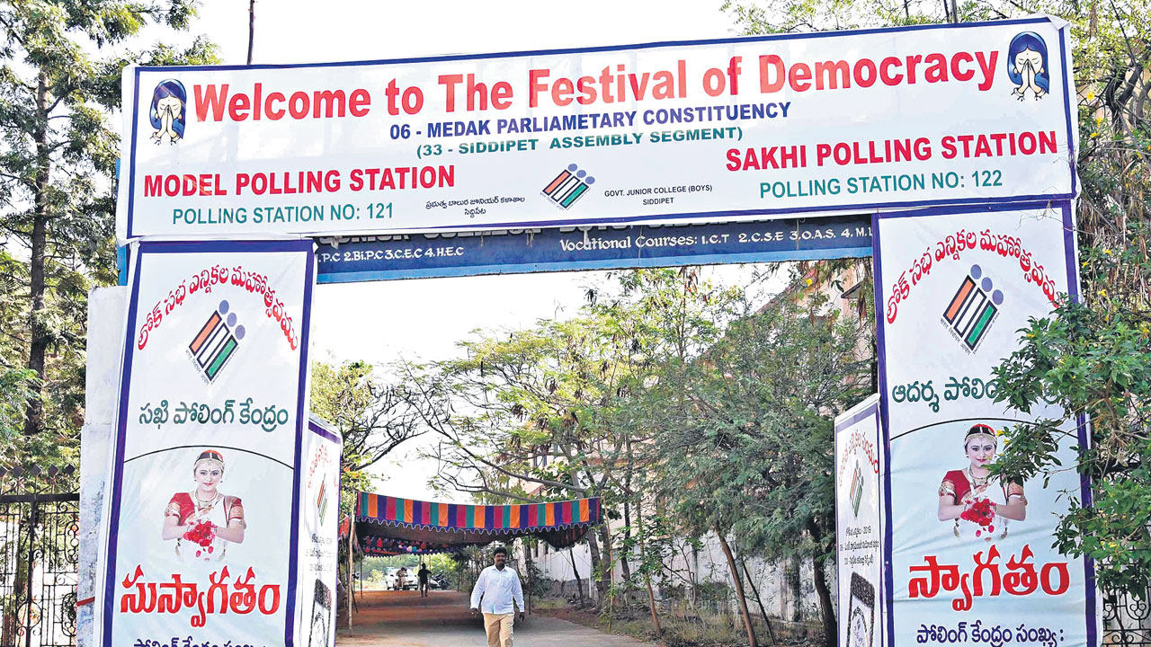 ఓటర్లను ఆకర్షించేందుకు వినూత్న ఏర్పాట్లు