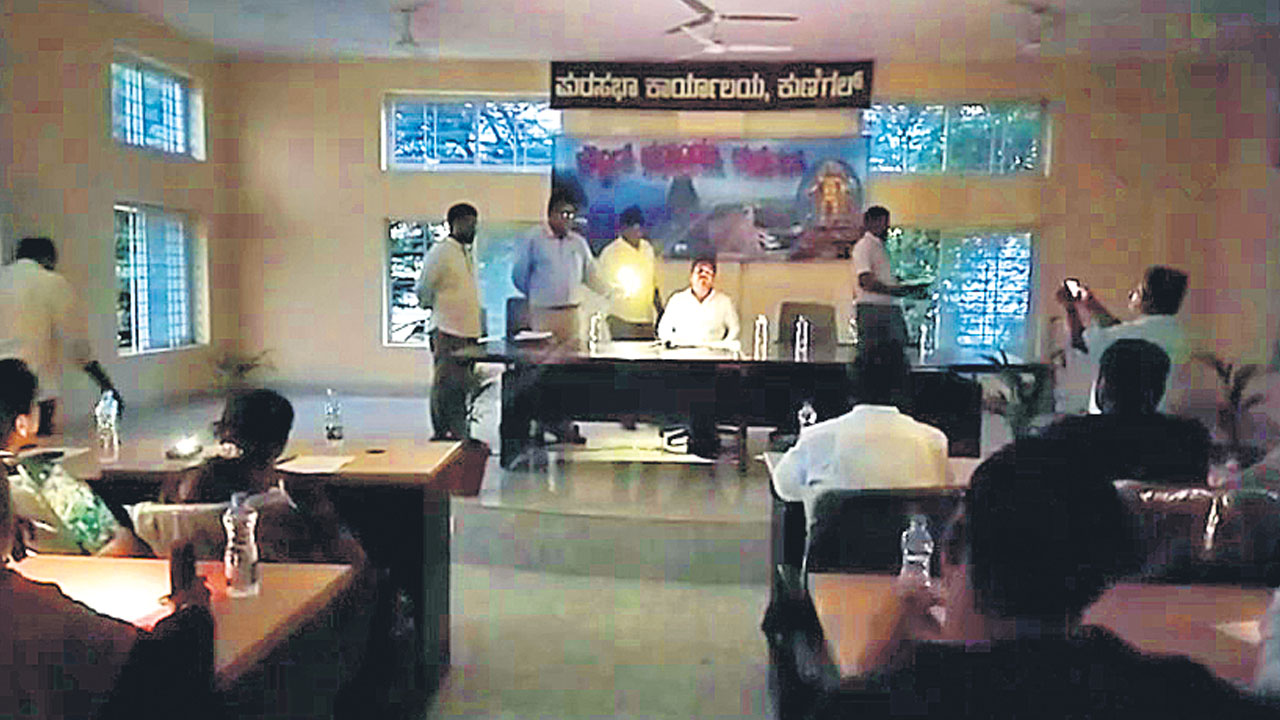 Karnataka | కర్ణాటకలో కటిక చీకట్లు..  కరెంటు కోతలతో కన్నడిగులకు చుక్కలు చూపిస్తున్న కాంగ్రెస్‌