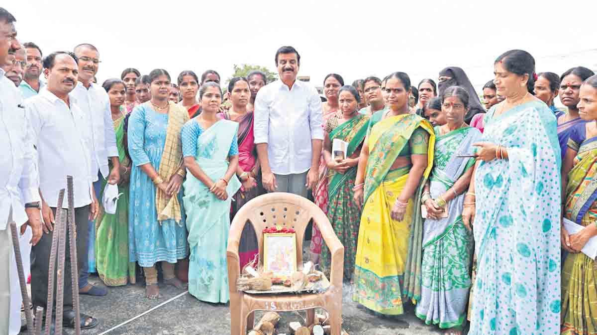 మహిళా సంఘాల అభివృద్ధికి పెద్దపీట