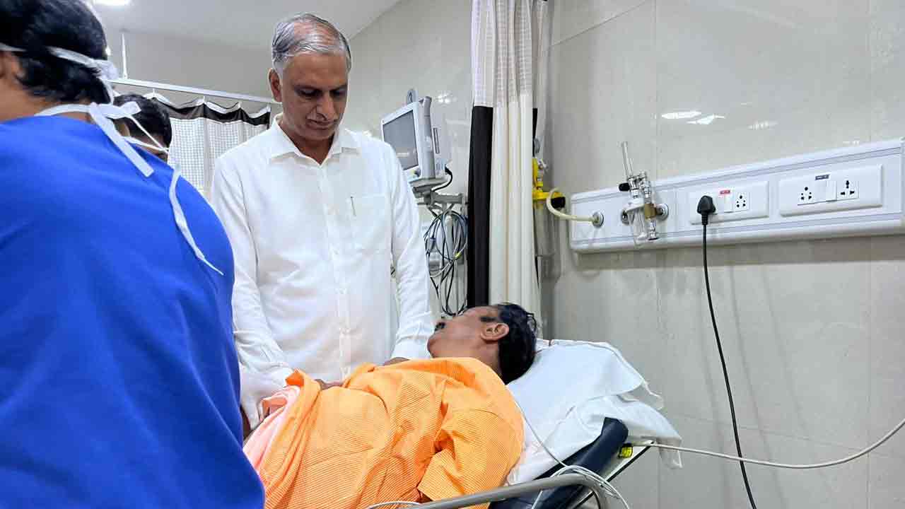 Kotha Prabhaker Reddy | సికింద్రాబాద్ య‌శోద‌కు కొత్త ప్ర‌భాక‌ర్ రెడ్డి త‌ర‌లింపు.. ప‌రామ‌ర్శించిన మంత్రి హ‌రీశ్‌రావు