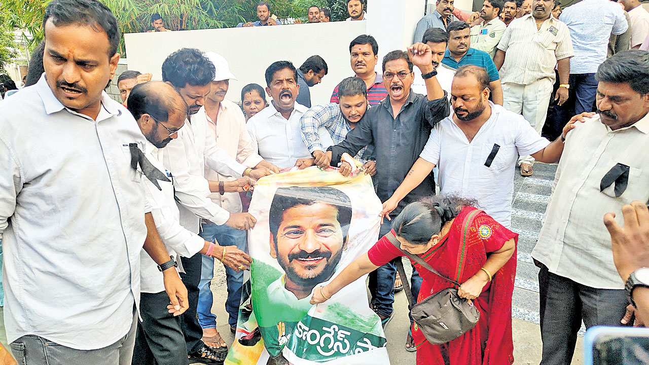 డబ్బులివ్వలేదని.. టికెట్‌ ఇవ్వలేదు