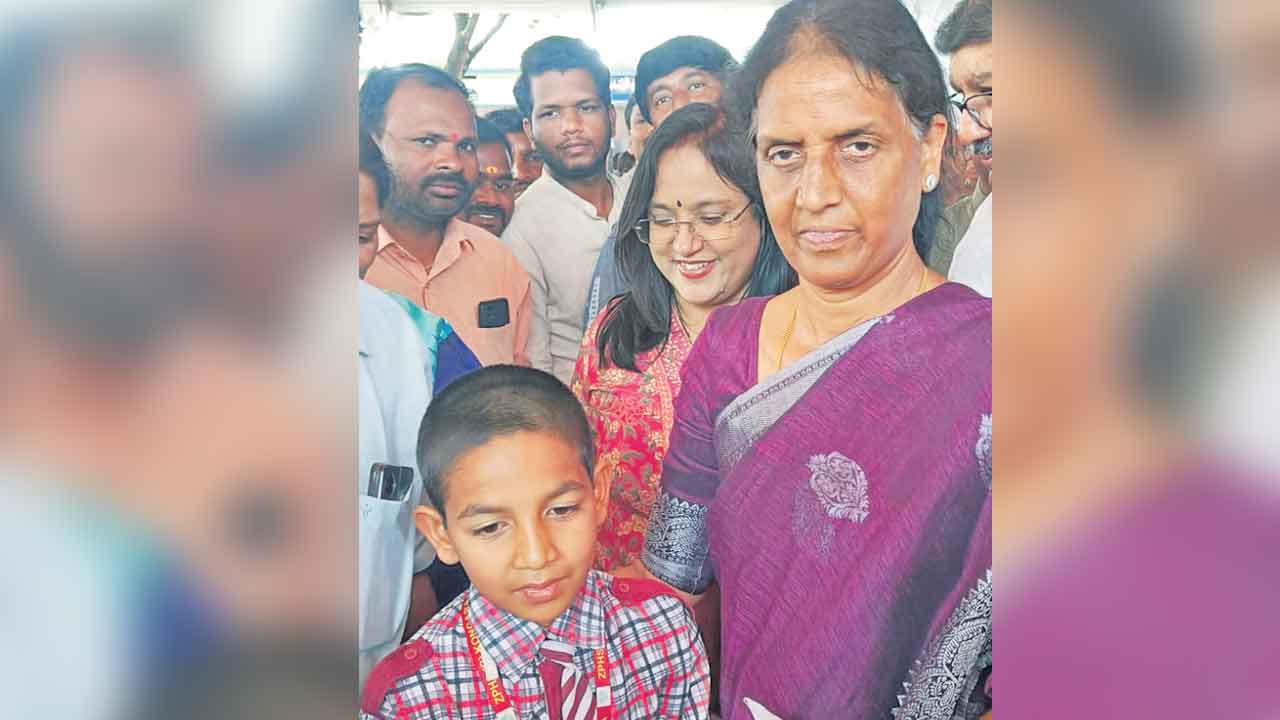 కష్టాలకు చలించి.. డబుల్‌ బెడ్రూం ఇచ్చి..