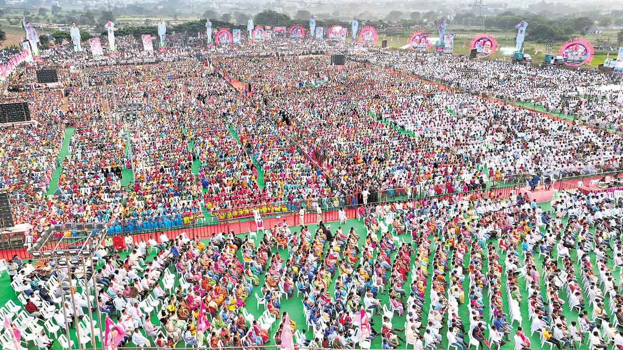 జజ్జనకర జనం.. మార్మోగిన సభా ప్రాంగణం