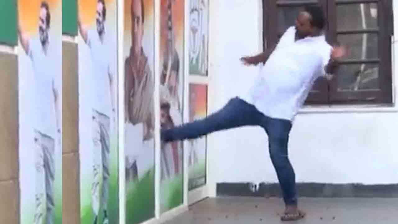 Congress | టికెట్ల కోసం కాంగ్రెస్‌లో రచ్చరచ్చ.. గాంధీభవన్‌పై దాడి.. ఎక్కడికక్కడ తిరుగుబాట్లు