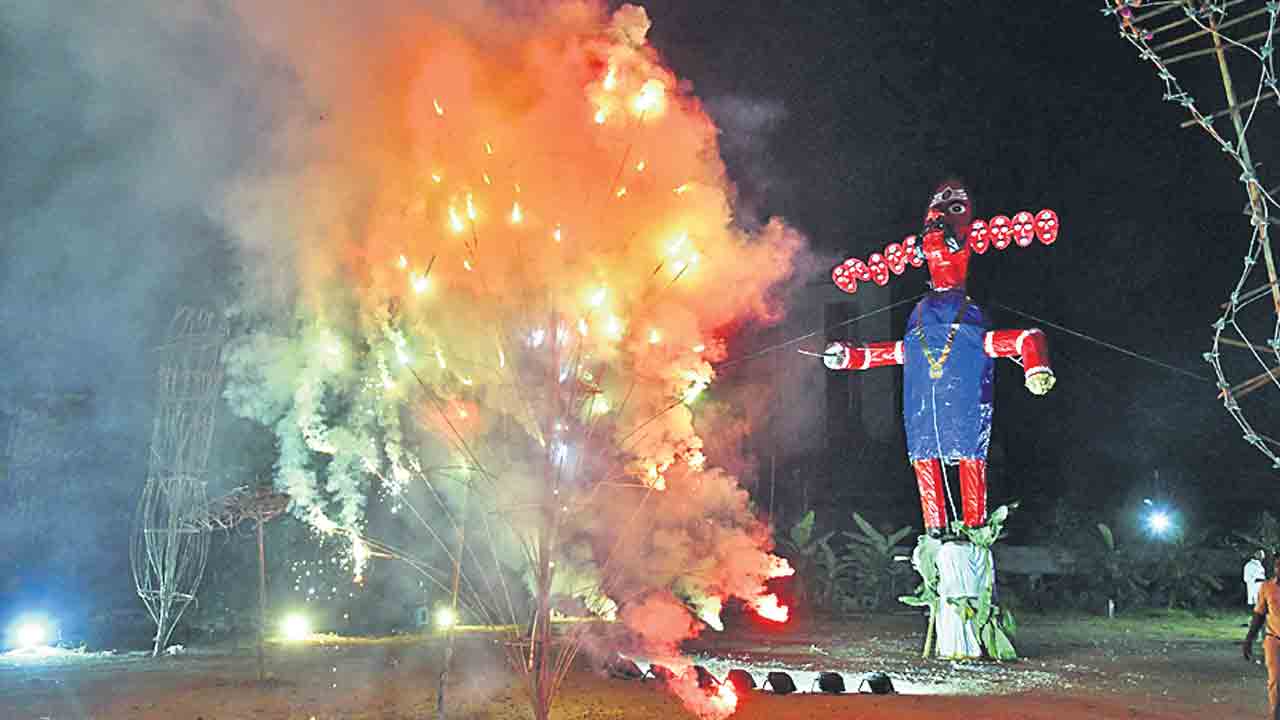 రావణదహనంతో ముగింపు