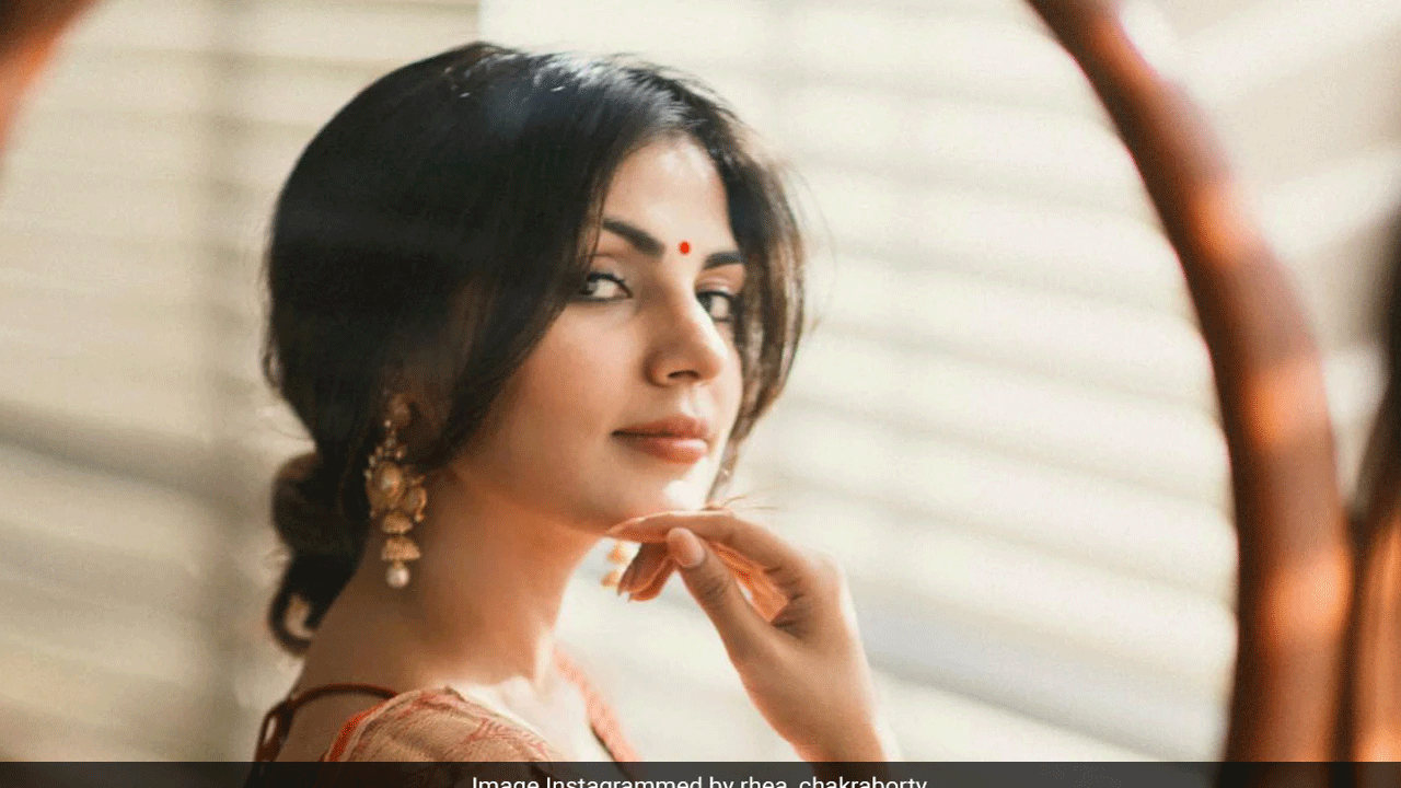 Vijayadashami | పండ‌గ స్పెష‌ల్‌ : వందేండ్ల నాటి అమ్మ‌మ్మ శారీలో  మెరిసిన రియా చ‌క్ర‌వ‌ర్తి