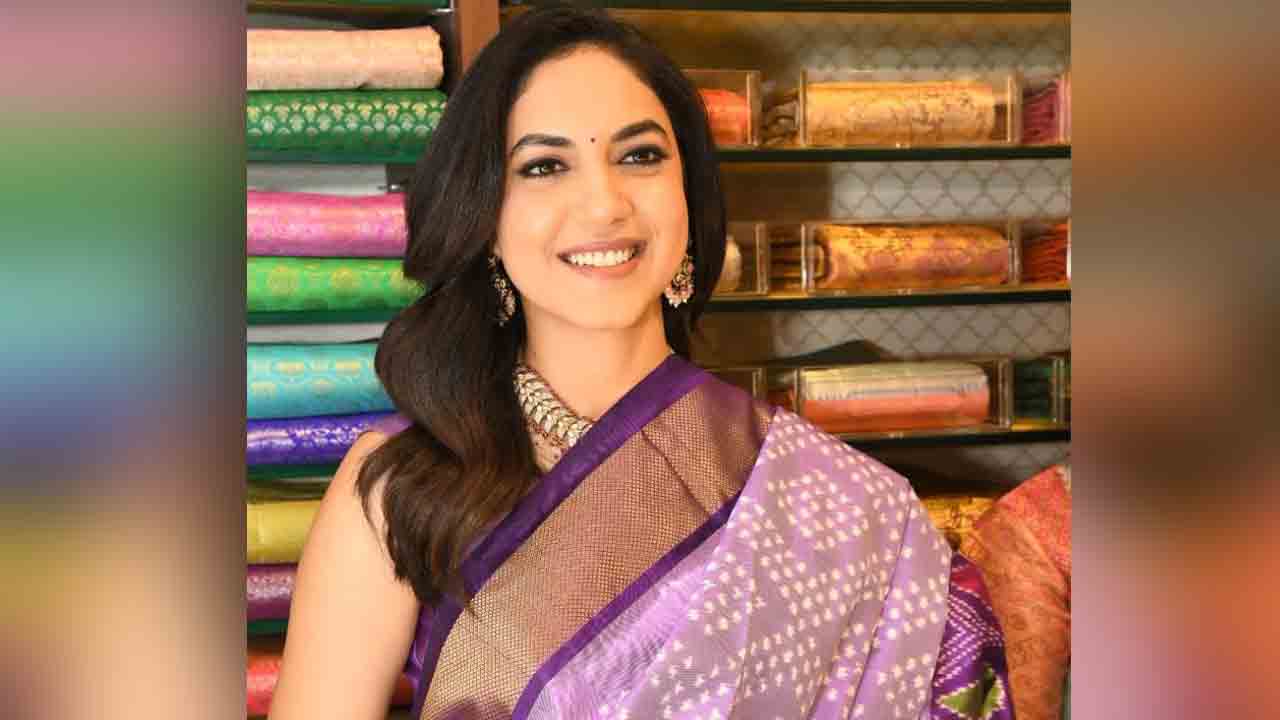 ఖమ్మం నగరంలో రీతూవర్మ సందడి