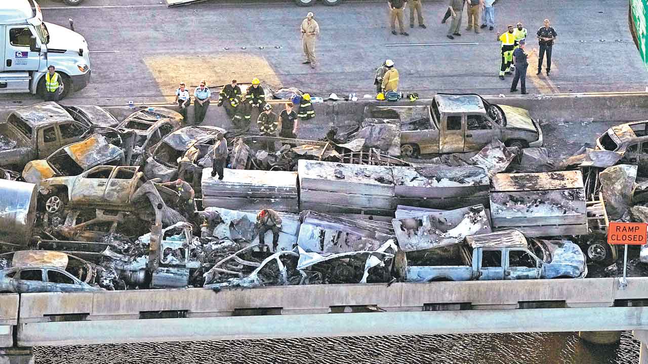 158 వాహనాలు ఢీ.. ఏడుగురు మృతి