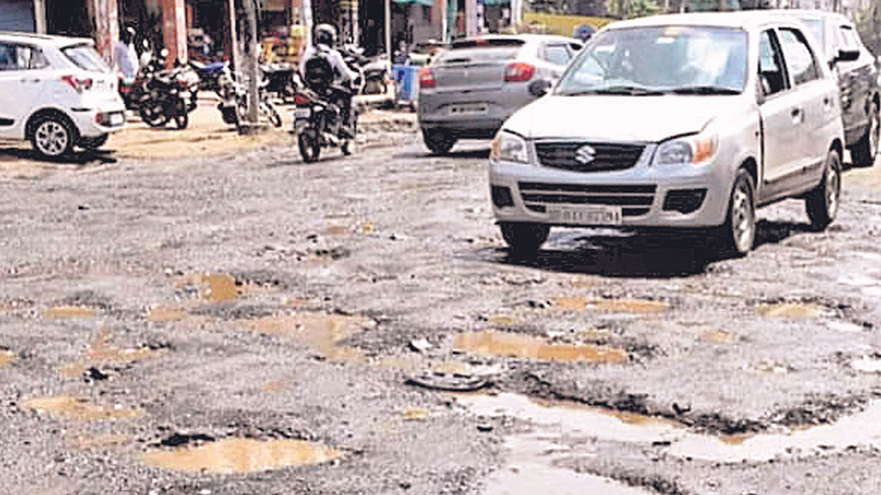 మధ్యప్రదేశ్‌ రోడ్లు గుంతలమయం