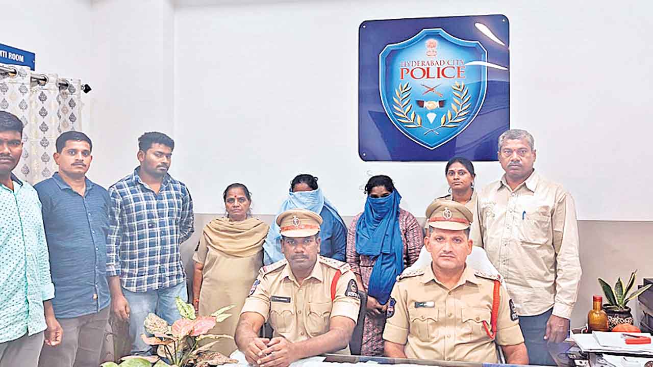 వృద్ధురాలు ఒంటరిగా ఉన్నదని.. చోరీ 