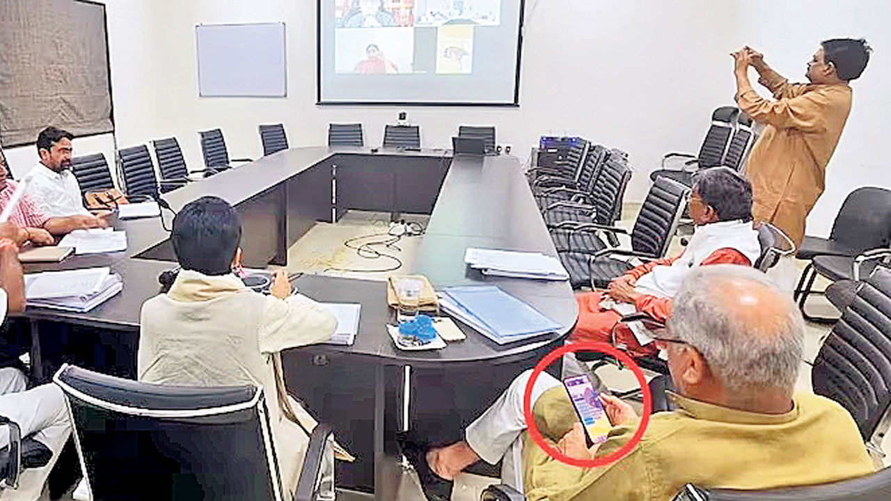 CM Bhupesh Baghel | గెలిచినప్పుడు చూద్దాం లే ఇప్పటికైతే ‘క్యాండీక్రష్‌’ ఆడుదాం!.. పార్టీ కీలక సమావేశంలో గేమ్‌ ఆడిన ఛత్తీస్‌గఢ్‌ సీఎం బఘేల్‌