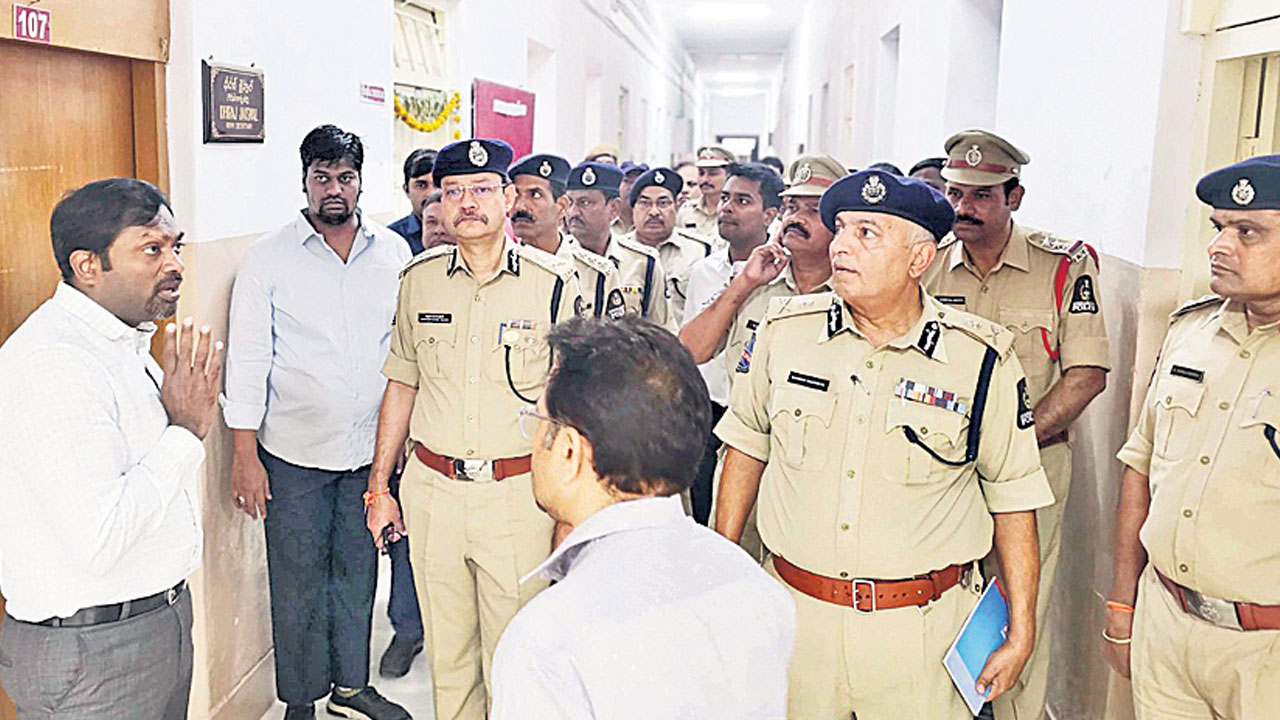 Election officer Ronald Rose | సకల సదుపాయాలతో డీఆర్‌సీలను సిద్ధం చేయండి