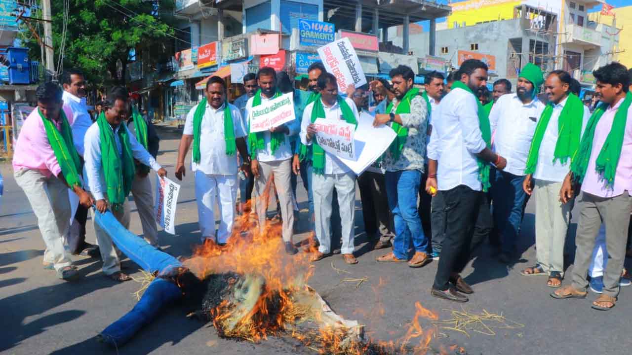 Rythu bandhu | రైతుబంధు ఆపాలని ఈసీకి ఫిర్యాదు చేసిన కాంగ్రెస్‌ పార్టీ..రాష్ట్ర వ్యాప్తంగా ఆందోళనలు చేపట్టిన అన్నదాతలు