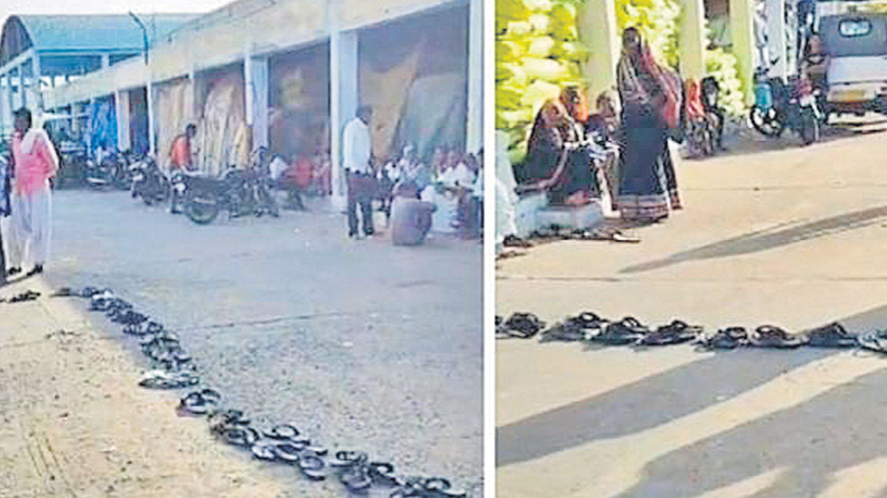 గుజరాత్‌లో ఎరువులకు క్యూలో చెప్పులే