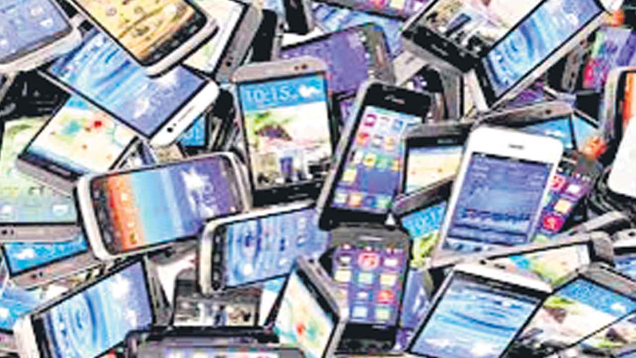 తగ్గిన స్మార్ట్‌ఫోన్‌ అమ్మకాలు