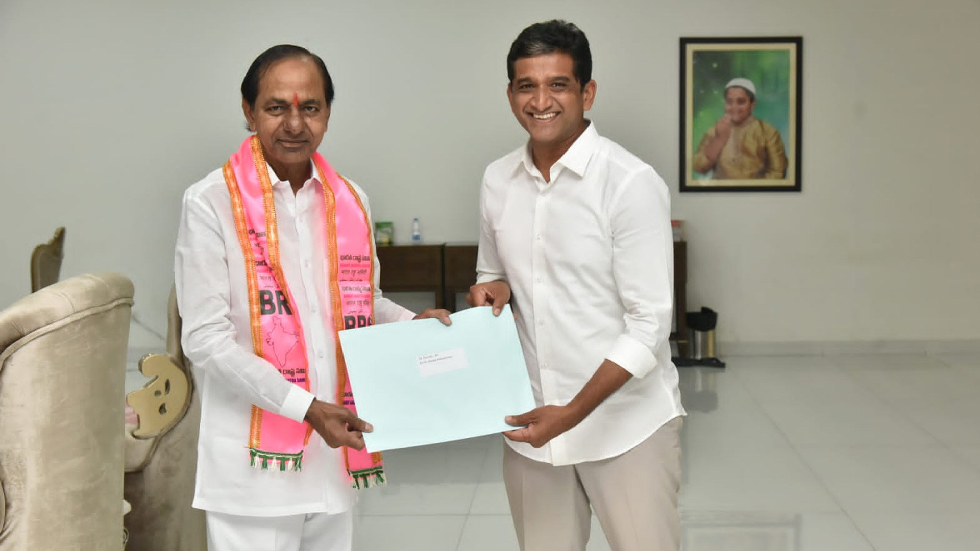 తాజాగా 28 మంది అభ్యర్థులకు బీ ఫారాలను ప్రగతి భవన్‌లో అందించారు. ఇప్పటి వరకు 97 మంది బీఆర్‌ఎస్‌ అభ్యర్థులకు బీ ఫారాలు అందాయి. ఇంకా 18 మంది అభ్యర్థులకు బీ ఫారాలు ఇవ్వాల్సి ఉన్నది.