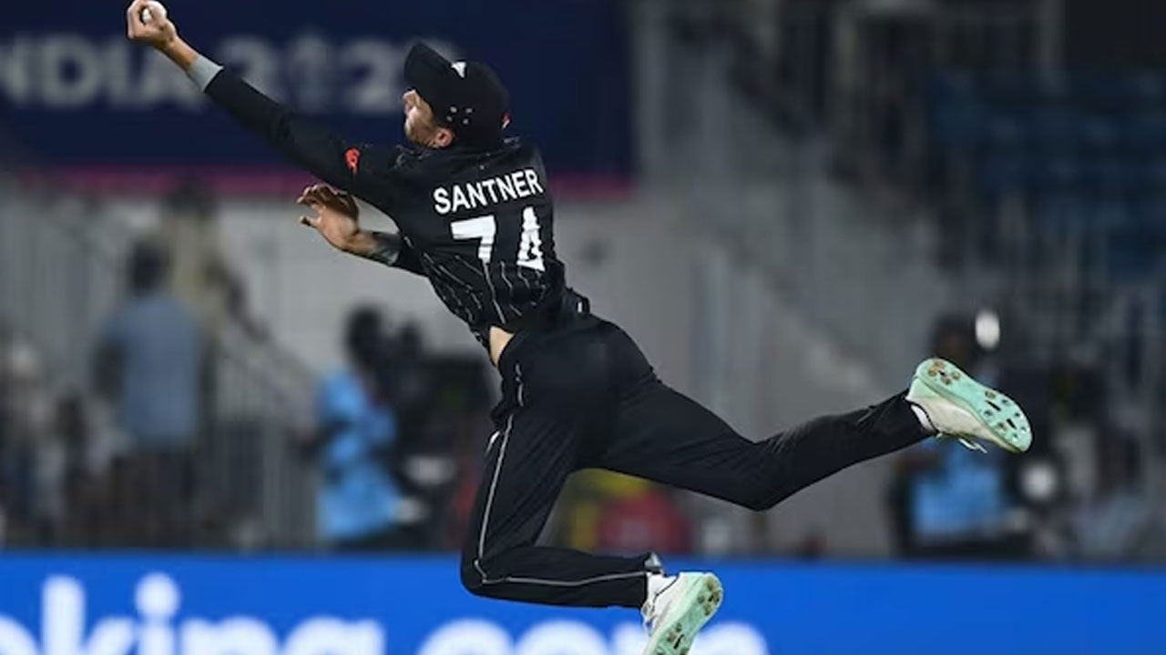 Mitchell Santner: ఒంటి చేతితో శాంట్న‌ర్ స్ట‌న్నింగ్ క్యాచ్.. వీడియో