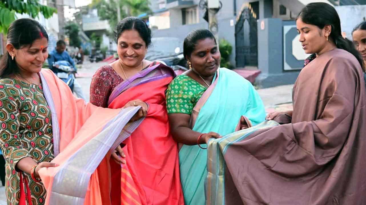 4.91 లక్షల బతుకమ్మ చీరల పంపిణీ