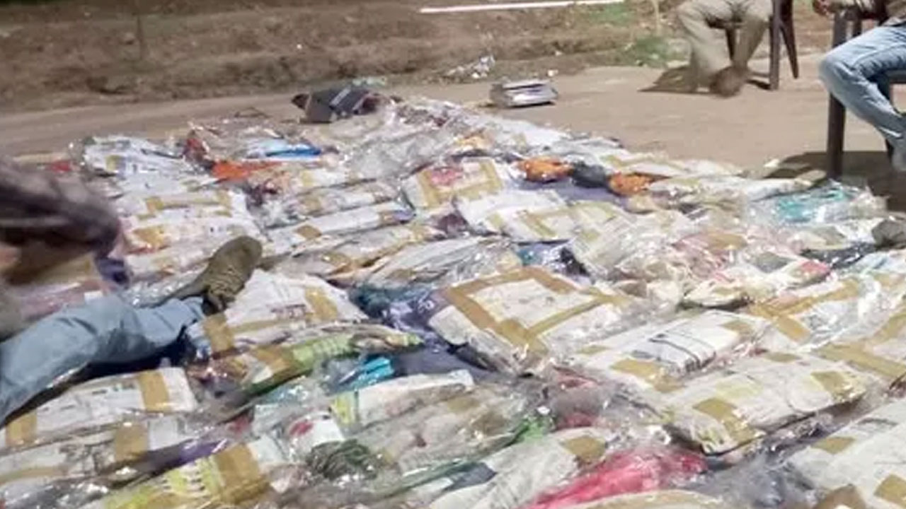 అక్రమంగా నిల్వ చేసిన చీరల స్వాధీనం