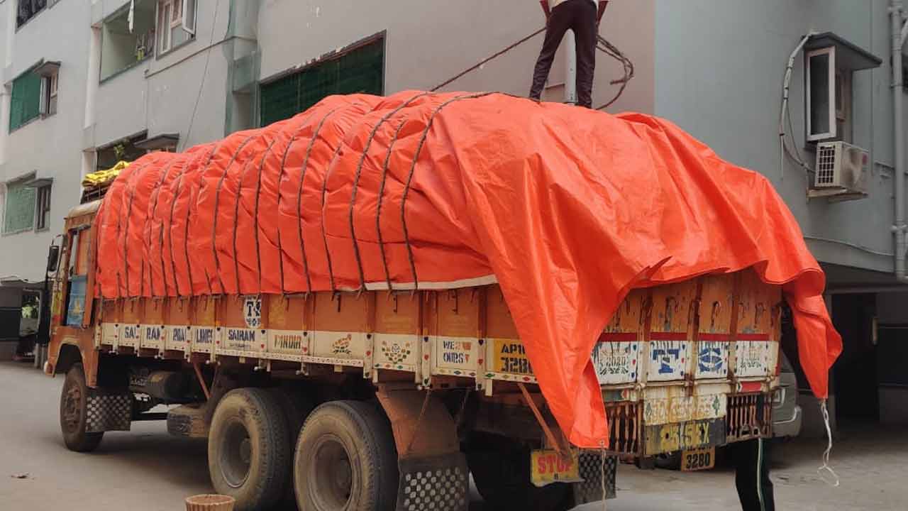 Hyderabad | బాచుప‌ల్లిలో రూ. కోటి విలువైన చీర‌లు స్వాధీనం.. రెండు లారీలు సీజ్