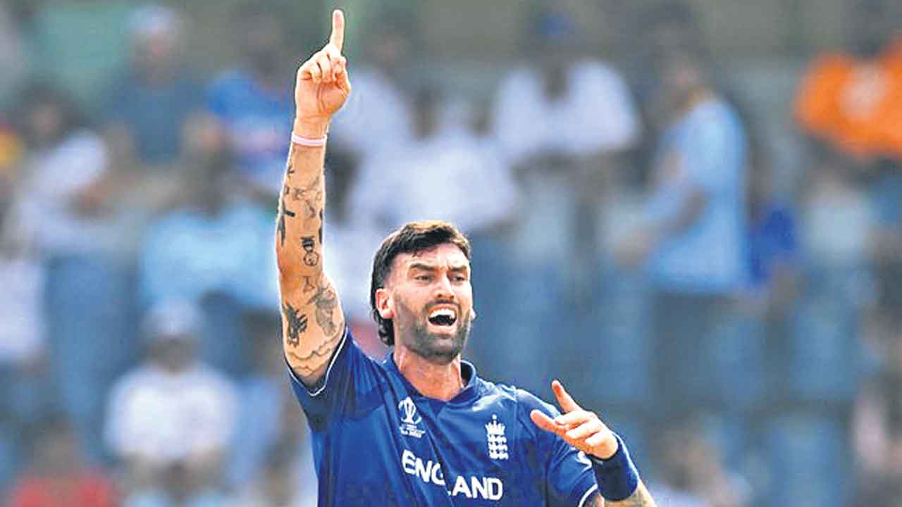 ఇంగ్లండ్‌ పేసర్‌ టాప్లే ఔట్‌