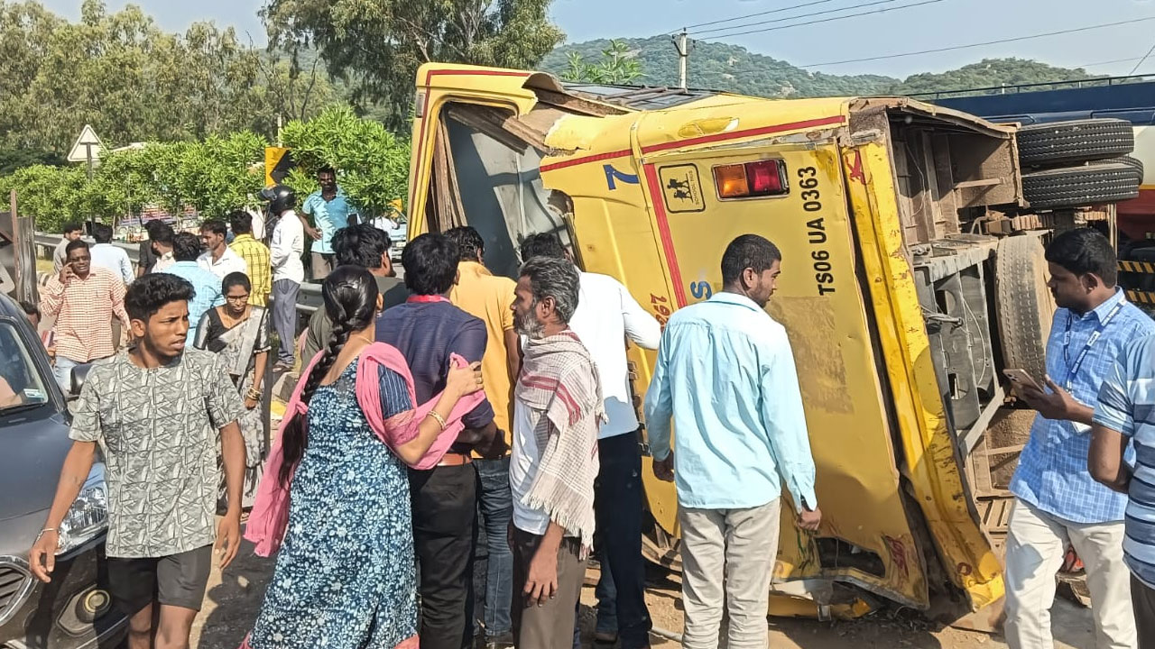School Bus | జడ్చర్లలో బోల్తాపడిన స్కూల్‌బస్సు.. తీవ్రంగా గాయపడిన 20 మంది విద్యార్థులు