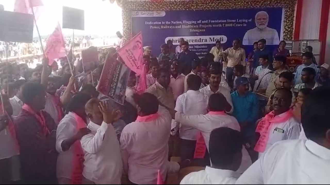 Siddipeta | సిద్దిపేట‌లో రైలు ప్రారంభం.. రైల్వే అధికారుల వైఖ‌రి ప‌ట్ల బీఆర్ఎస్ కార్య‌క‌ర్త‌ల నిర‌స‌న‌