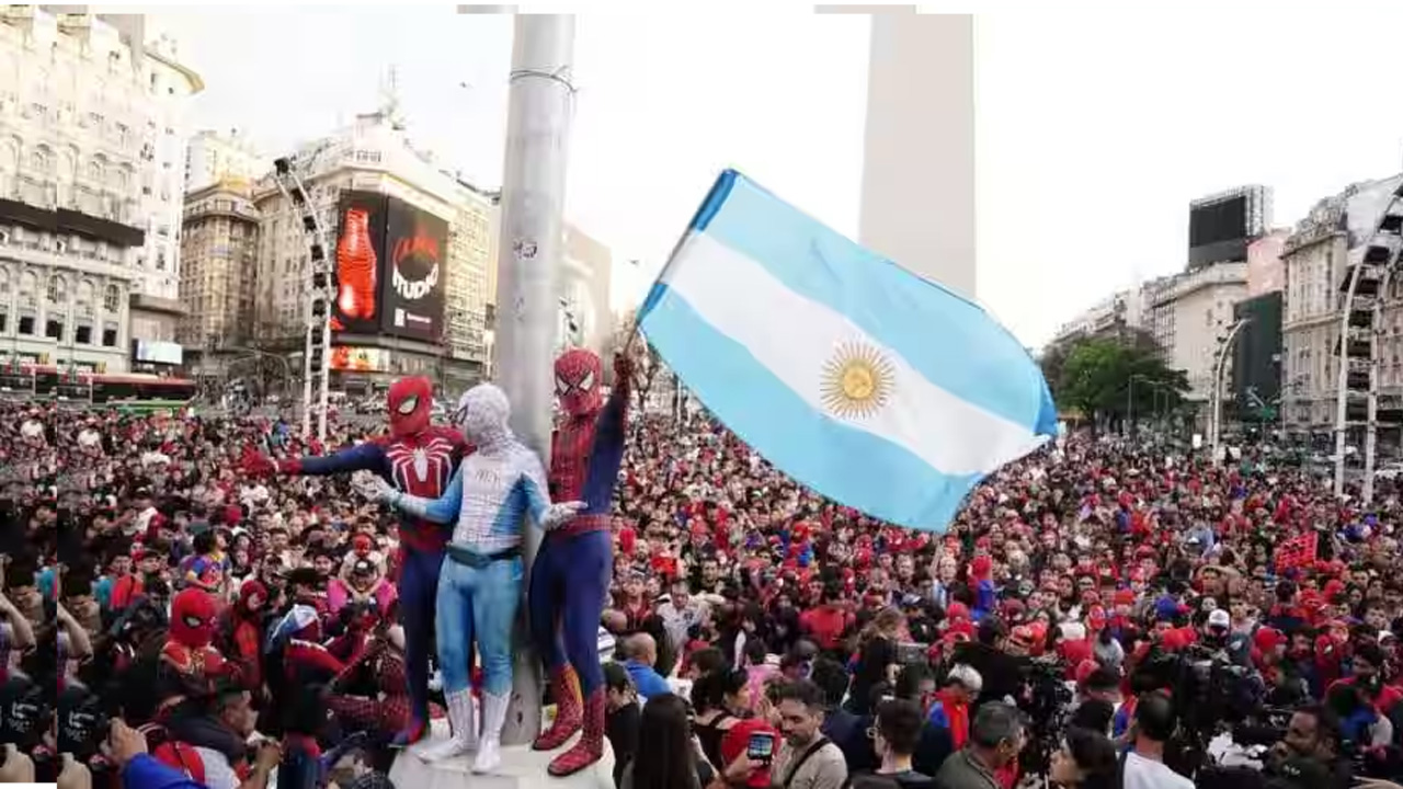 Spider Man Record | అర్జెంటీనా వీధుల్లో స్పైడ‌ర్ మ్యాన్‌ల క‌వాతు.. వ‌ర‌ల్డ్ రికార్డు కోస‌మేనా..?