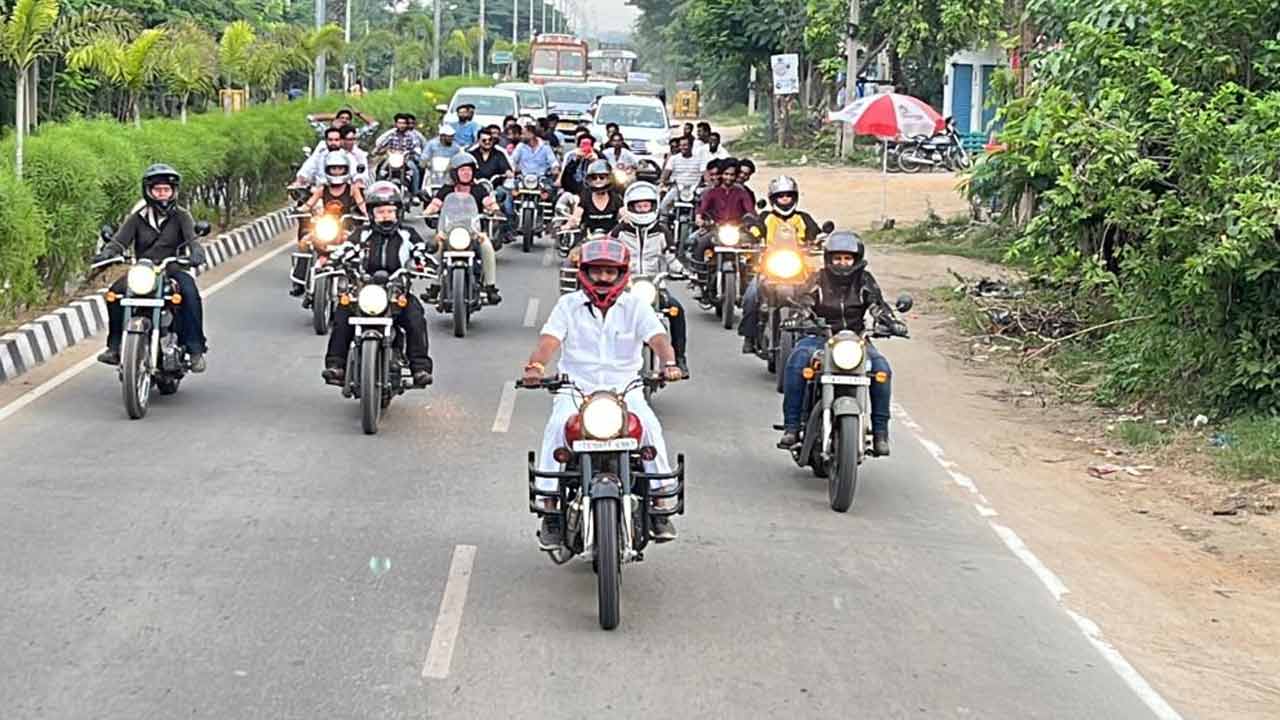 Palamuru | విదేశీయులను ఆకర్షిస్తున్న ‘పాలమూరు’.. ఫ్రీ డ‌బ్ల్యూ వేదిక ద్వారా బైక్ రైడింగ్