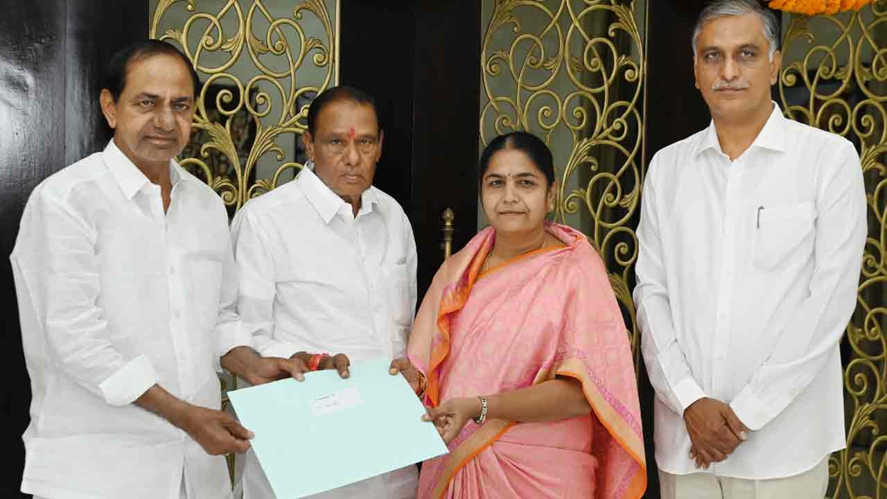 Sunitha Laxma Reddy | న‌ర్సాపూర్ బీఆర్ఎస్ అభ్య‌ర్థిగా సునీతా ల‌క్ష్మారెడ్డి.. బీ-ఫామ్ అంద‌జేసిన సీఎం కేసీఆర్