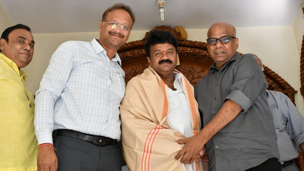 Minister Talasani | మంత్రి తలసానిని కలిసిన హెచ్‌సీఏ సెక్రటరీ దేవరాజ్