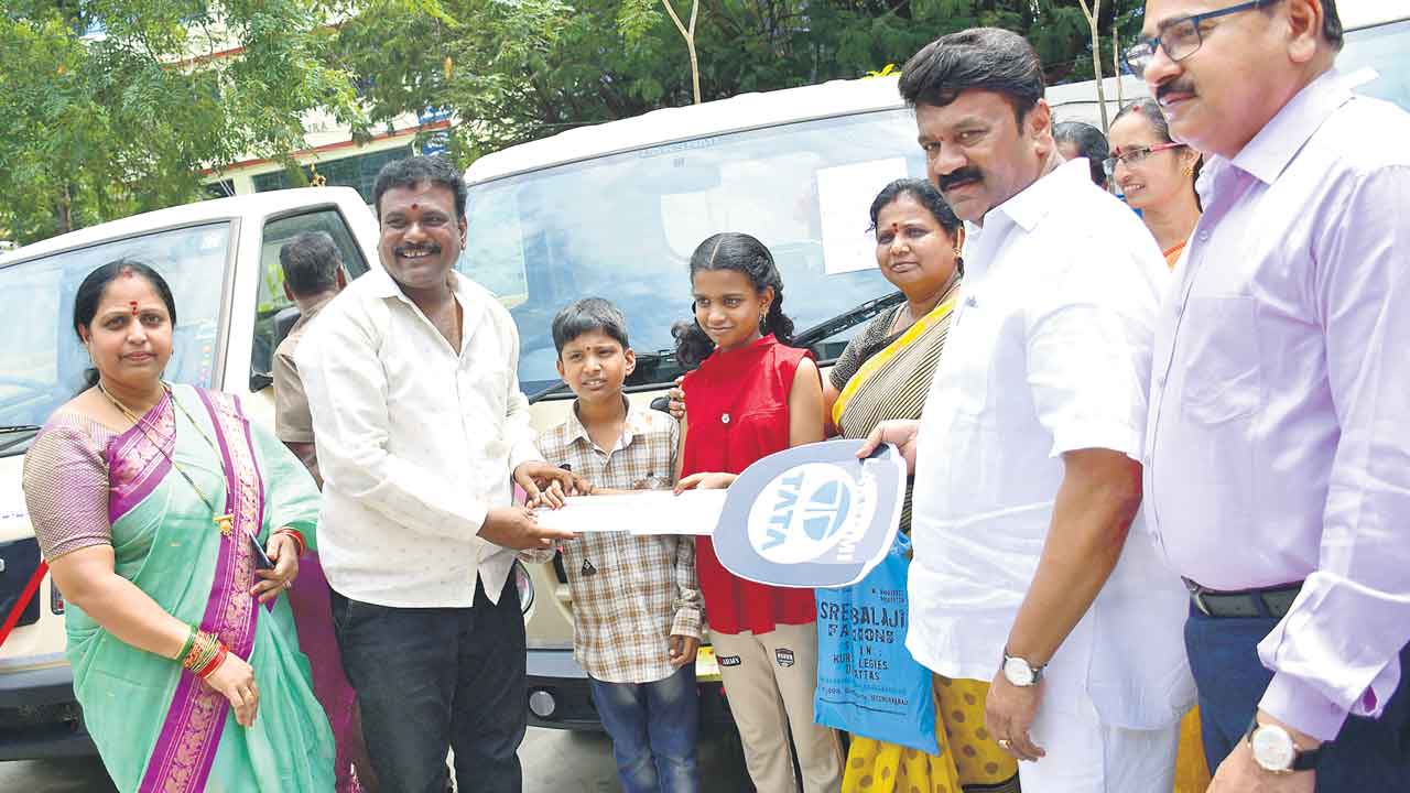 నిరుపేదల జీవితాల్లో వెలుగులు