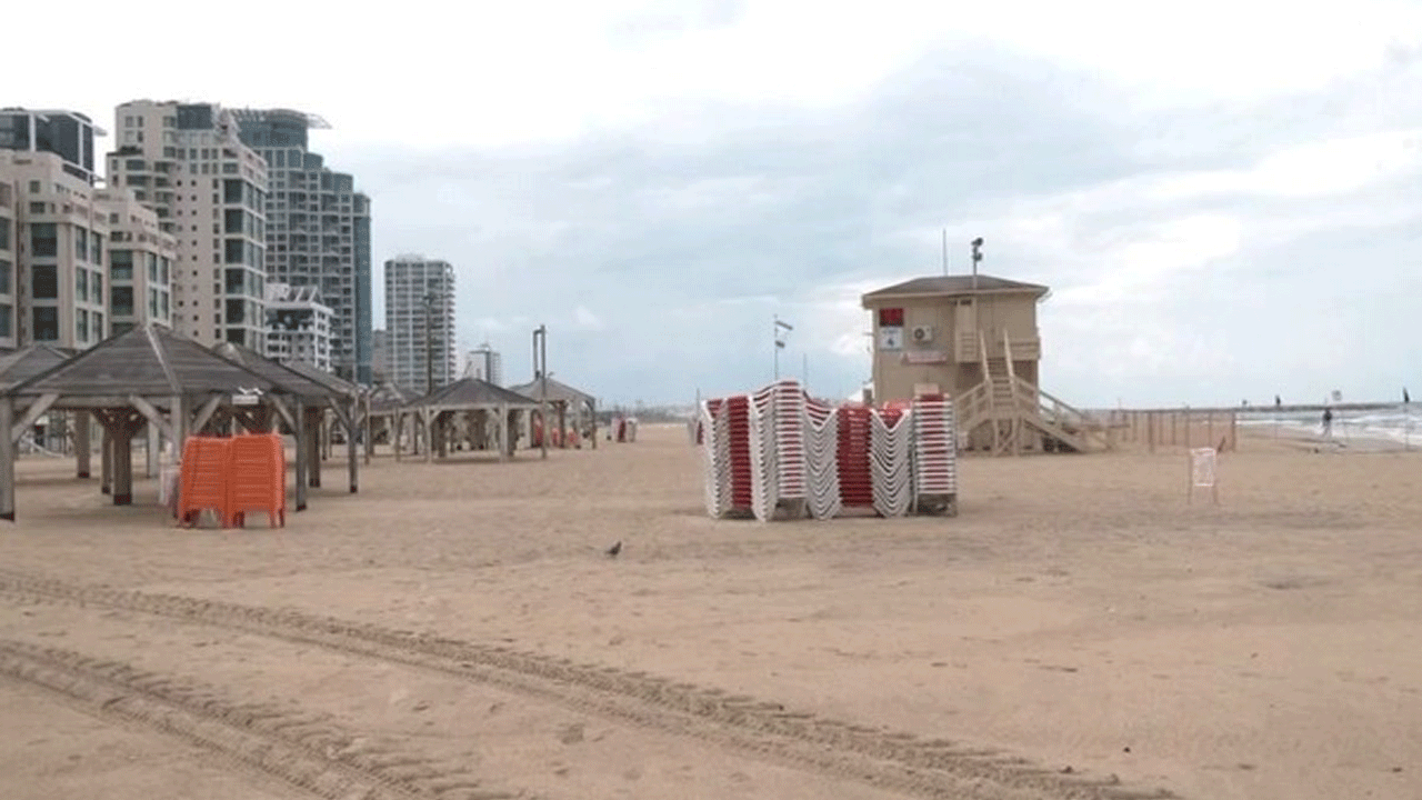 Israel-Hamas war | సంద‌ర్శ‌కులు లేక‌ బోసిపోయిన టెల్ అవివ్ బీచ్‌