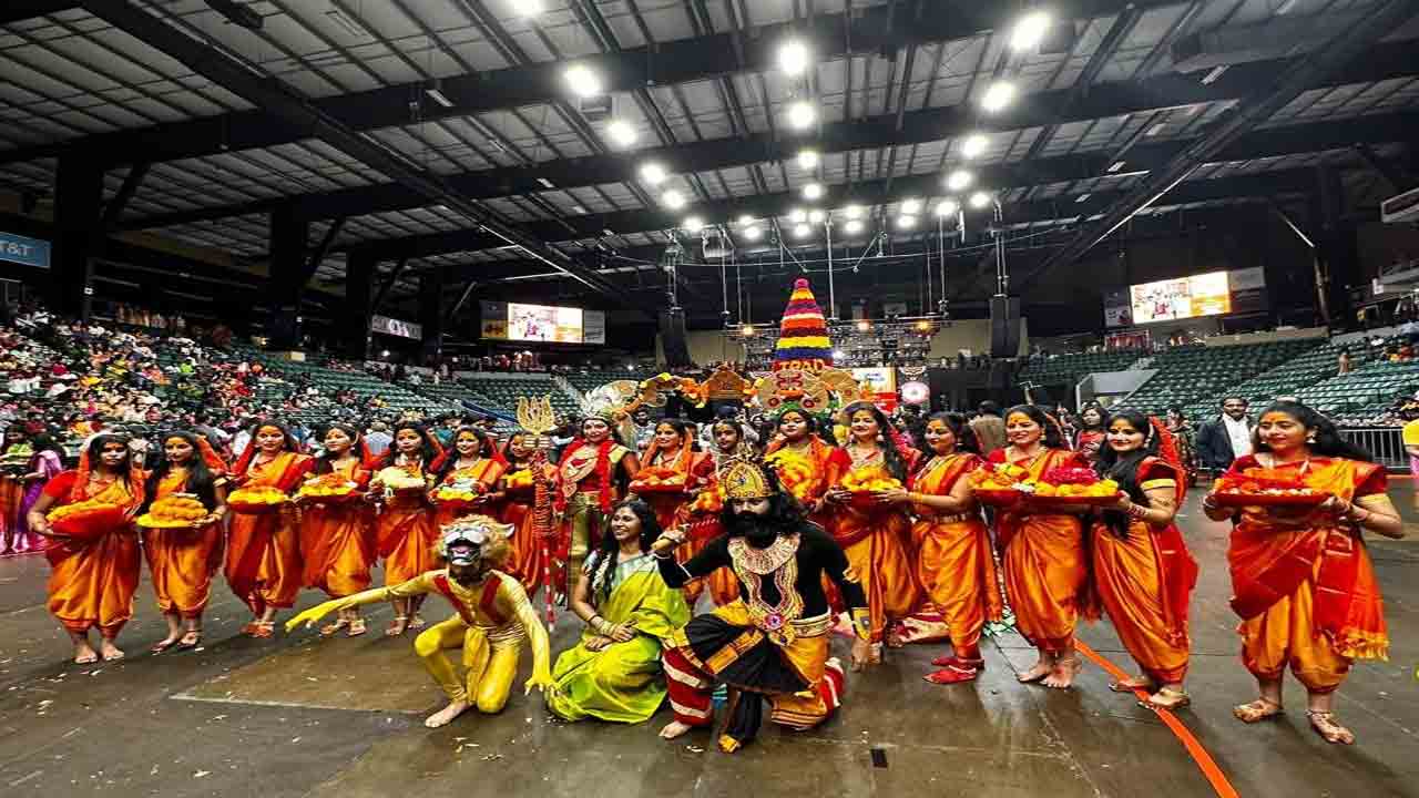 Tpad Bathukamma | డ‌ల్లాస్‌లో ఘ‌నంగా స‌ద్దుల‌ బ‌తుక‌మ్మ‌, ద‌స‌రా వేడుక‌లు.. సంద‌డి చేసిన ‘విరుపాక్ష’ న‌టి సంయుక్త మీనన్