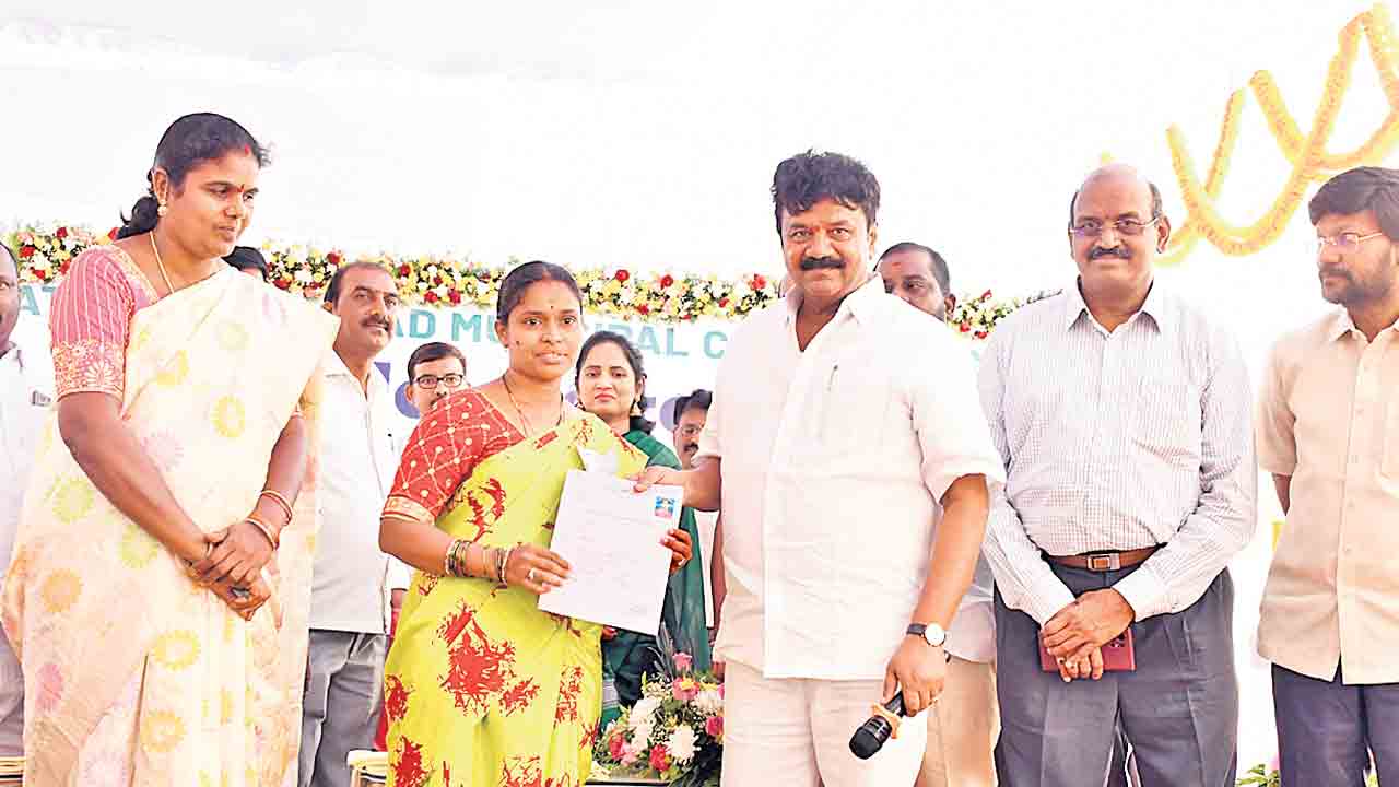 పేదలకు దసరా కానుకగా డబుల్‌ ఇండ్లు