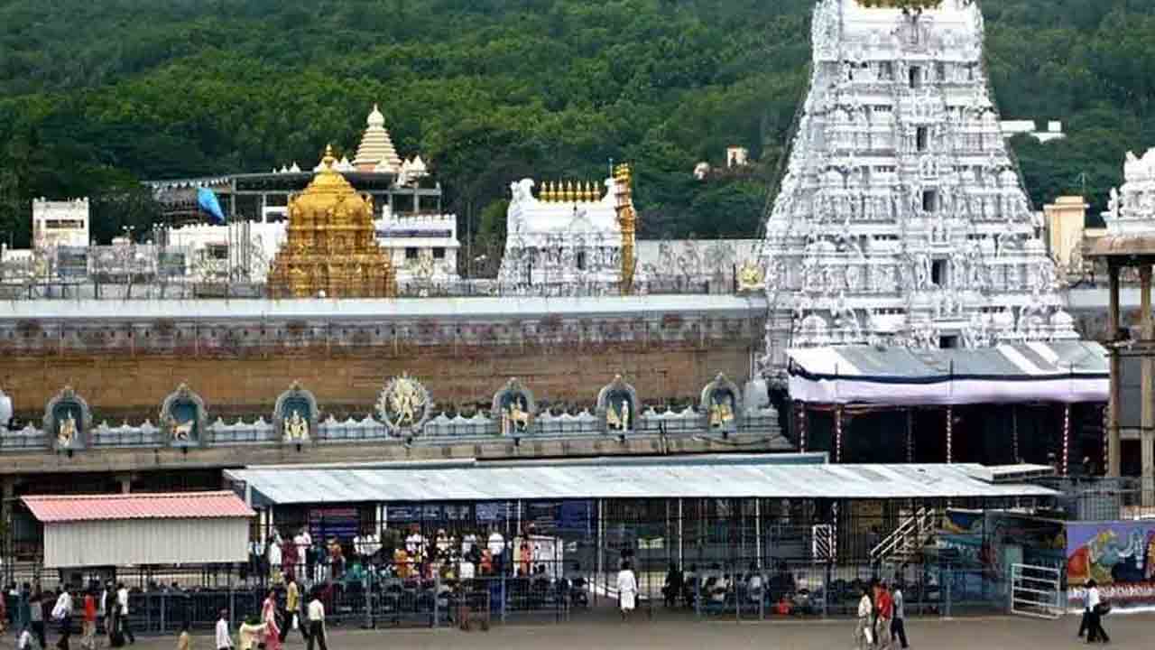 CM KCR’s Wife | తిరుమల శ్రీవారి సేవలో సీఎం కేసీఆర్‌ సతీమణి.. తిరుగుప్రయాణంలో శ్రీకాళహస్తిలో ముక్కంటి దర్శనం