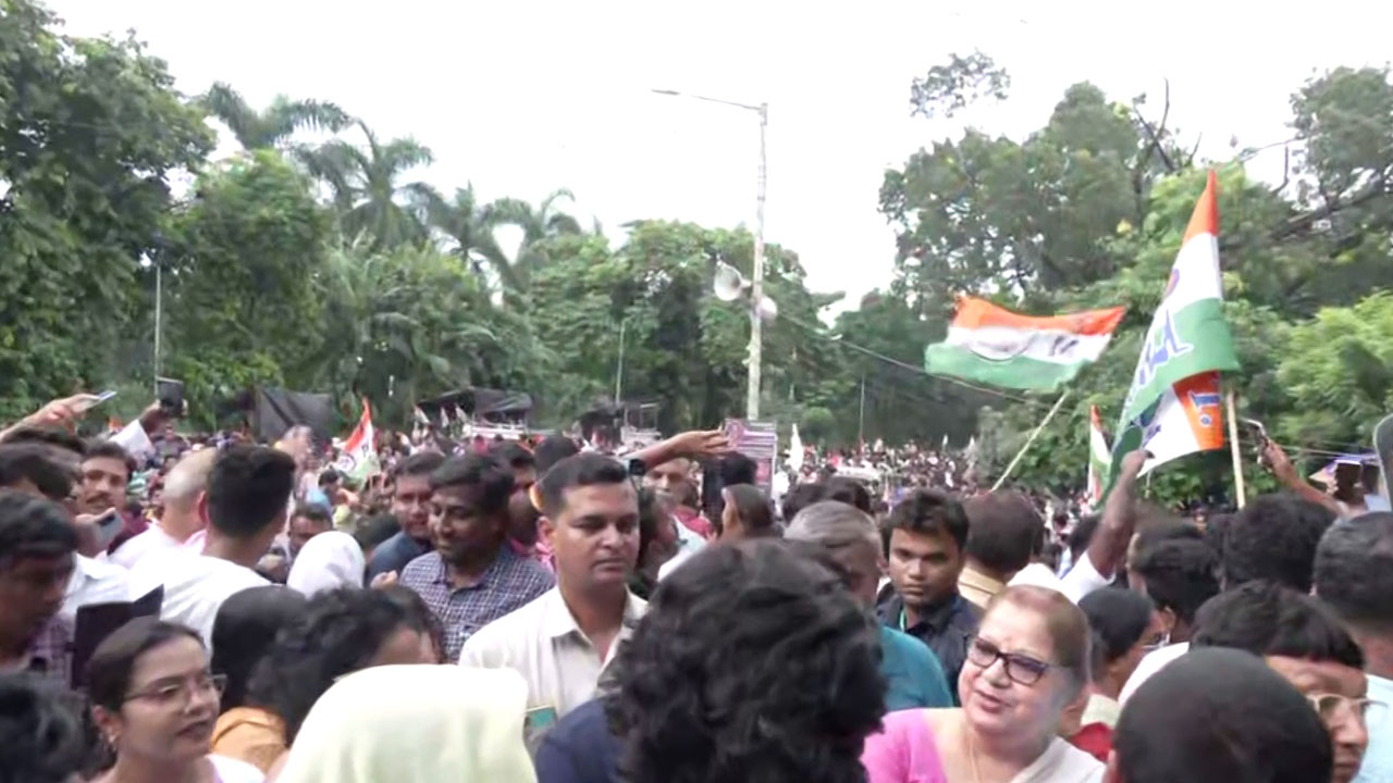 గవర్నర్‌ నివాసానికి టీఎంసీ ర్యాలీ