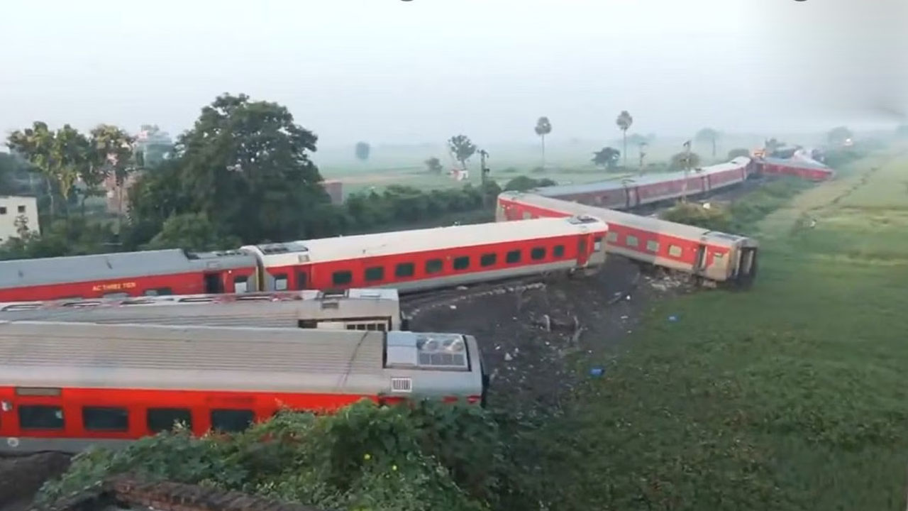North-East Express | బక్సర్‌లో పట్టాలు తప్పిన నార్త్‌ ఈస్ట్‌ ఎక్స్‌ప్రెస్‌.. నలుగురు మృతి, 70 మందికి గాయాలు
