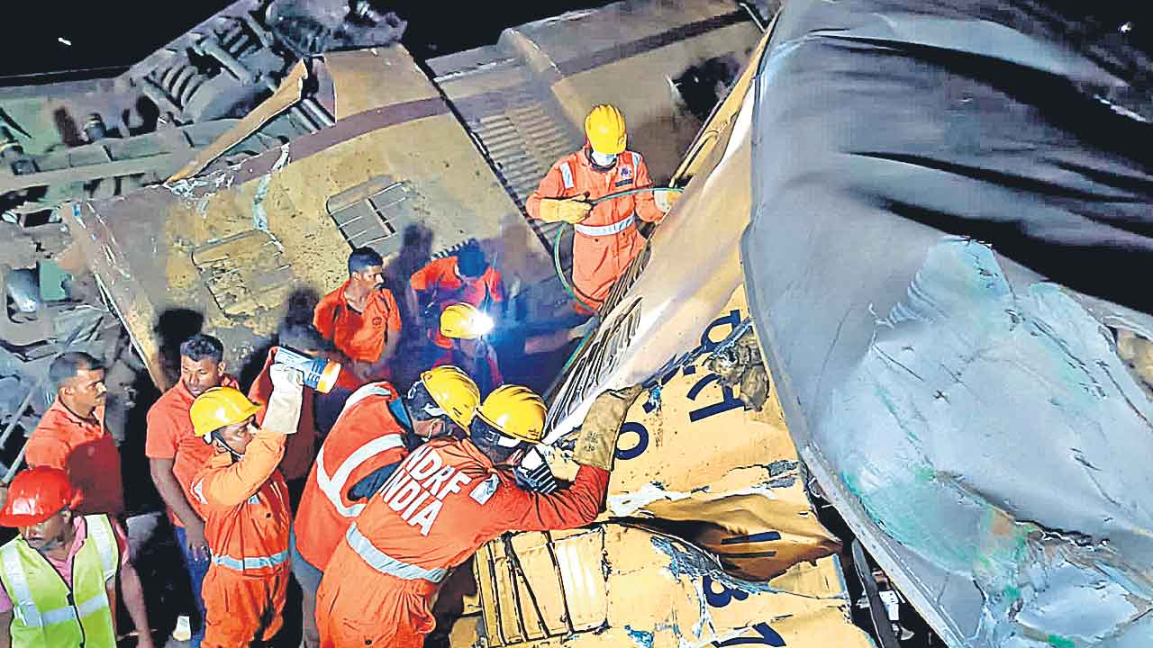 16కు చేరిన రైలు ప్రమాద మృతులు