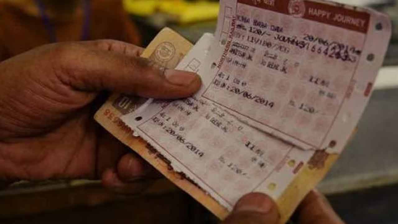Indian Railways | రైల్వే ప్రయాణికులకు శుభవార్త.. రిజర్వేషన్ టికెట్ను బదిలీ చేసుకోవచ్చు..