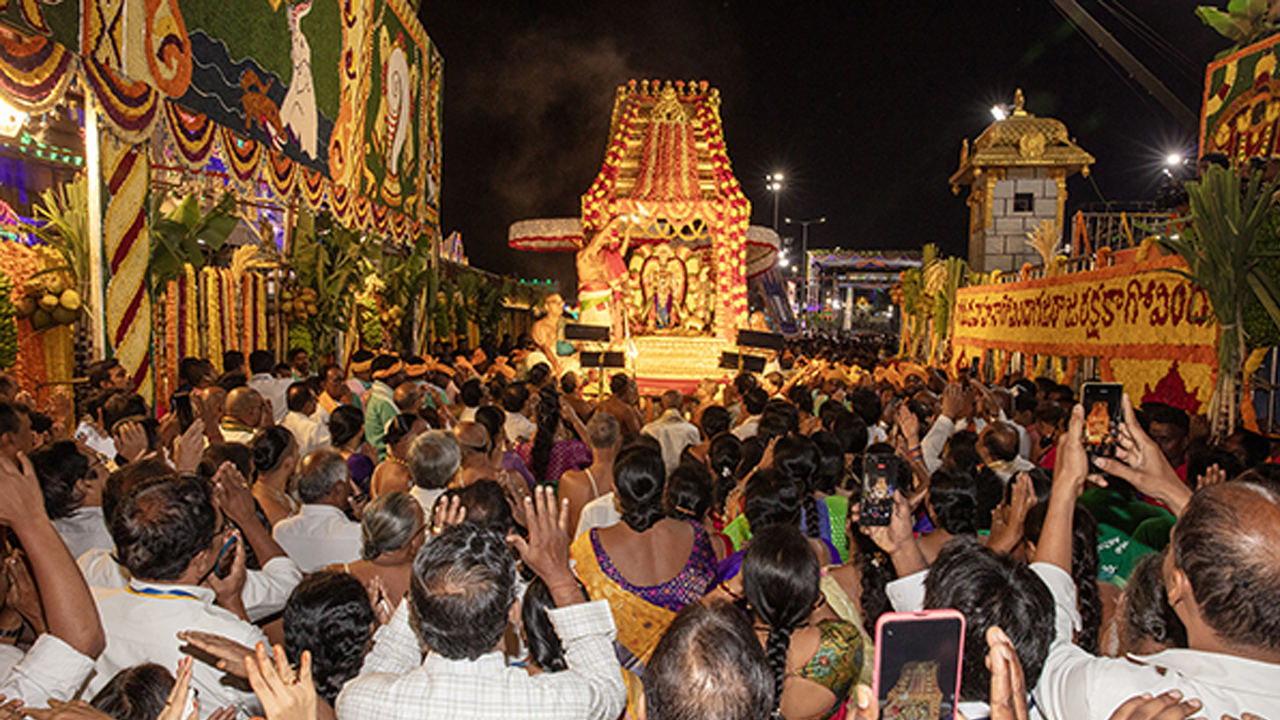 Tirumala Brahmotsavam | కమనీయం తిరుమలేశుడి బ్రహ్మోత్సవం.. నేత్రపర్వంగా సర్వభూపాల వాహనసేవ..